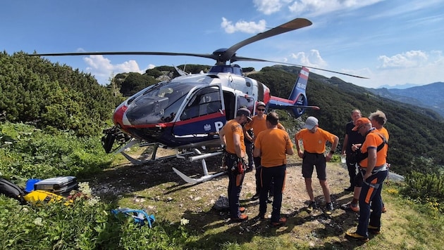 Einsatzkräfte der Bergrettung und Alpinpolizei bei der Suchaktion am Untersberg