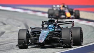 George Russell führt vor Max Verstappen.