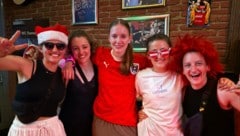 Sarah, Jasmin, Theresa, Valentina und Amanda (v.l.) machten in Linz nach der Pride Parade ...
