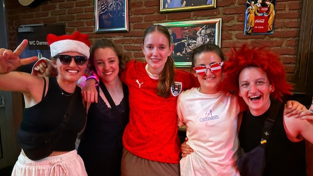 Sarah, Jasmin, Theresa, Valentina und Amanda (v.l.) machten in Linz nach der Pride Parade ...