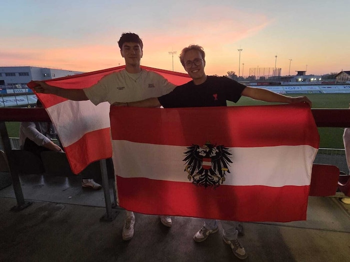 Im Morgengrauen waren die Fans - wie hier bei der Huber Arena Wels – parat.