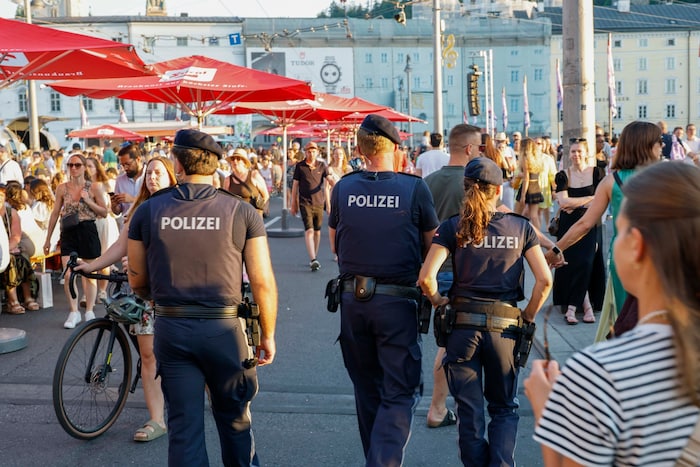 Polizisten kontrollierten die Einhaltung der Regeln