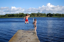 Jedes Kind sollte die Möglichkeit haben, schwimmen zu lernen.