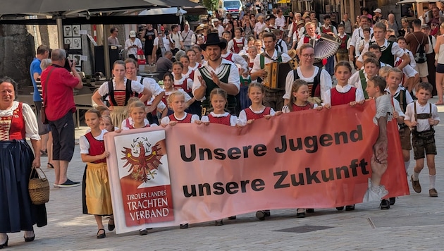 Die Trachtenjugend beim Marsch zum Goldenen Dachl
