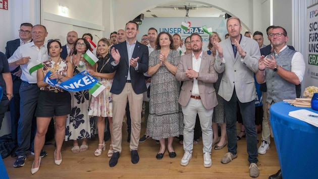 Applaus, aber keine Euphorie bei der Hochrechnung in der FPÖ-Parteizentrale.