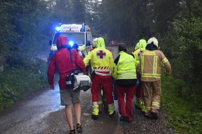 Für die Einsatzkräfte war die Rettung der zwei Abgestürzten durch Starkregen und Hagel ...