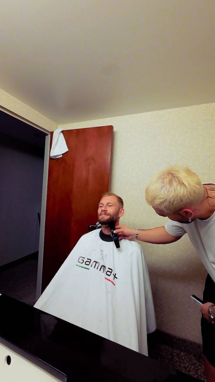 Konrad Laimer ließ sich auch den Bart zurecht stutzen.