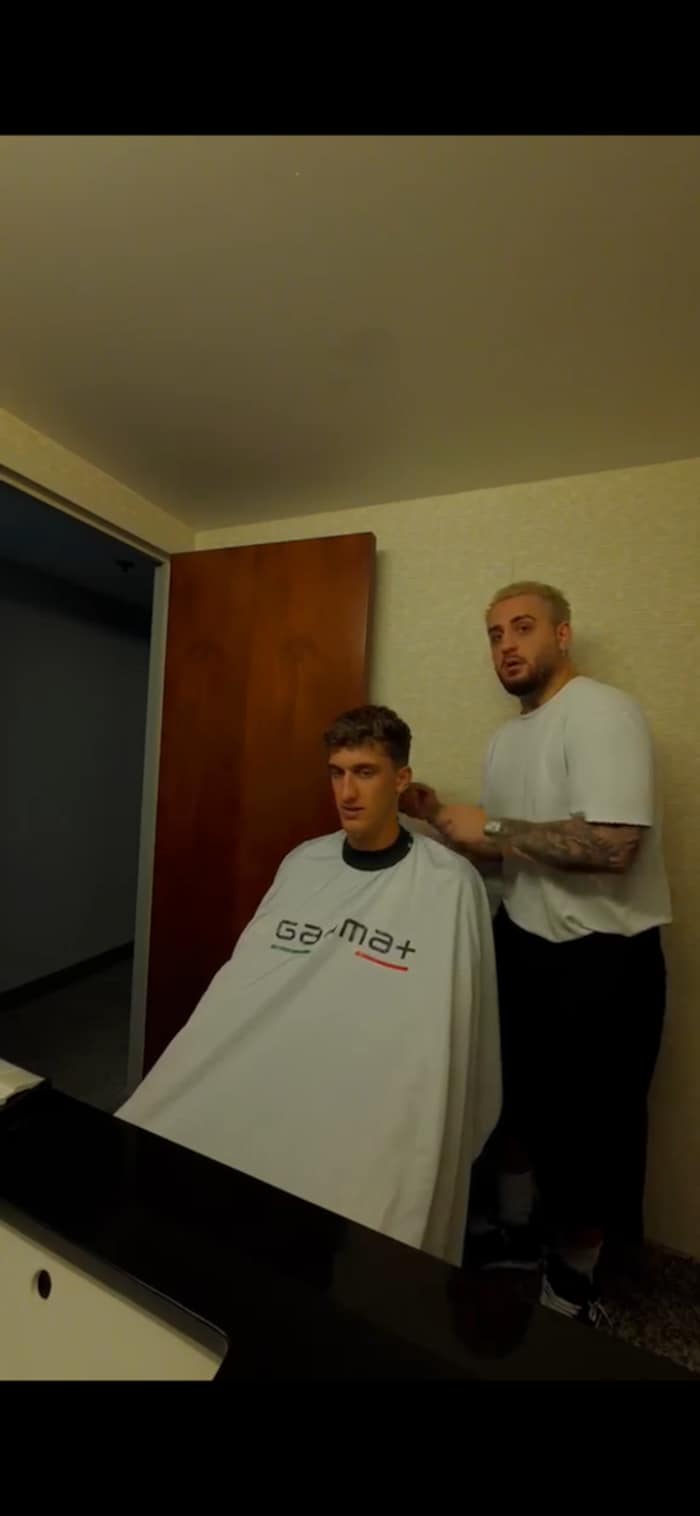 Torhüter Florian Wiegele mit Özcan.
