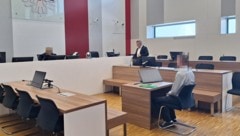 Irgendwie sieht der Angeklagte am Landesgericht Eisenstadt verloren aus – gerade so, als würde ...