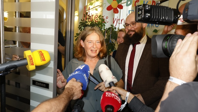 Bleibt stärkste Kraft: Nach ihrem Wahltriumph trat Elke Kahr gut gelaunt vor die Medien.