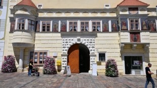 Das Rathaus als eines der Wahrzeichen der Landeshauptstadt ist im Inneren zeitgemäß ausgebaut.