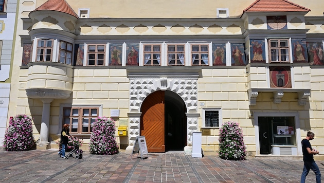 Das Rathaus als eines der Wahrzeichen der Landeshauptstadt ist im Inneren zeitgemäß ausgebaut.