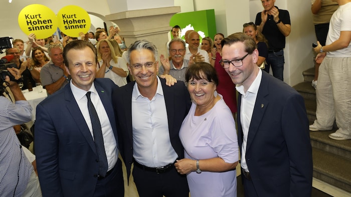 Kurt Hohensinner (2. v. l.) wird von Kornhäusl, Khom und Preußler empfangen.