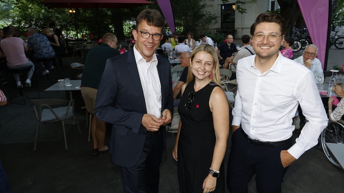 Die beiden Gemeinderäte Philipp Pointner und Verena Garber mit Landesparteichef Niko Swatek ...