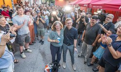 Sichtlich bewegt: Elke Kahr und Robert Krotzer bei den Feierlichkeiten im Volkshaus.