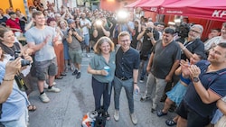 Sichtlich bewegt: Elke Kahr und Robert Krotzer bei den Feierlichkeiten im Volkshaus.