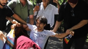 Bei der inoffiziellen Pride Parade in Istanbul sind am Sonntag mindestens 50 Menschen ...