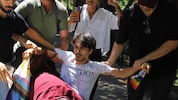 Bei der inoffiziellen Pride Parade in Istanbul sind am Sonntag mindestens 50 Menschen ...