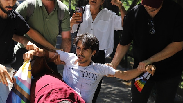 Bei der inoffiziellen Pride Parade in Istanbul sind am Sonntag mindestens 50 Menschen ...