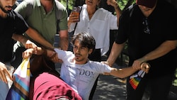 Bei der inoffiziellen Pride Parade in Istanbul sind am Sonntag mindestens 50 Menschen ...