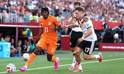 Yan Diomande (li.) machte sich auf den Weg nach Madrid.