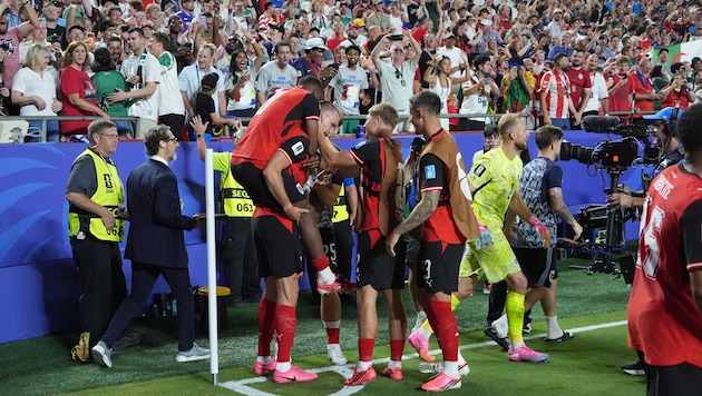 ÖFB-Retter Sasa Kalajdzic wurde von seinen Teamkollegen gefeiert.