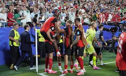 ÖFB-Retter Sasa Kalajdzic wurde von seinen Teamkollegen gefeiert.
