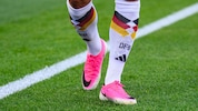 Sie stechen heraus: Pinke Schuhe sind bei der Fußball-WM omnipräsent.