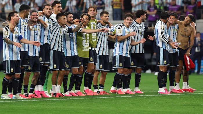 Messi (ganz links) sticht mit seinen blau-weißen Adidas-Schuhen heraus.