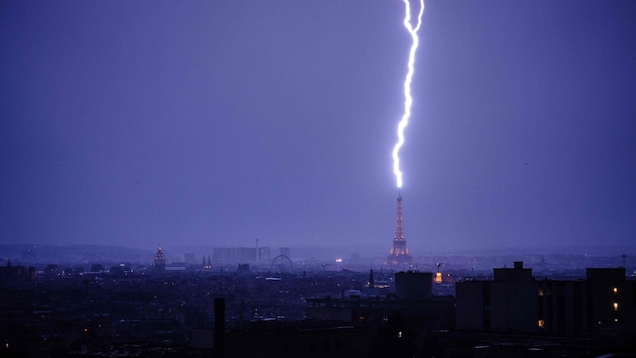Blitze erhellten am Samstagabend den Himmel über Paris, einer schlug in den Eiffelturm ein.