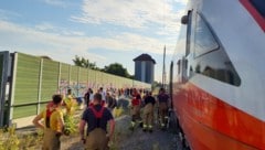 Die Frewillige Feuerwehr Seekirchen half beim Evakuieren der Fahrgäste.