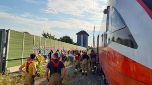 Die Frewillige Feuerwehr Seekirchen half beim Evakuieren der Fahrgäste.