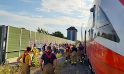 Die Frewillige Feuerwehr Seekirchen half beim Evakuieren der Fahrgäste.