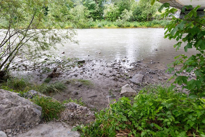 Die Ill führt derzeit Niedrigwasser.