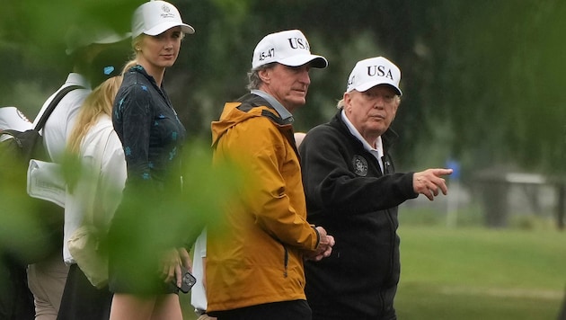 Trump besichtigte am Sonntag bereits den Standort. Auf dem Bild sind zudem Innenminister Doug ...