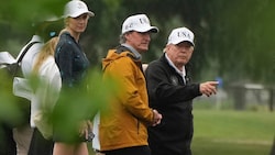 Trump besichtigte am Sonntag bereits den Standort. Auf dem Bild sind zudem  Innenminister Doug ...