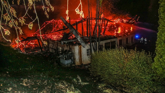 Das alte Gebäude brannte völlig nieder.
