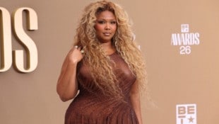 Bei den BET Awards ließ die Sängerin im transparenten „Naked Dress“ tief blicken und feiert ...