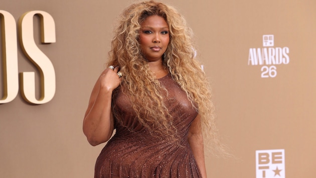 Bei den BET Awards ließ die Sängerin im transparenten „Naked Dress“ tief blicken und feiert ...
