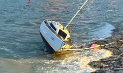 Dieses Boot wurde aufgrund des Sturms von einer Boje gerissen und ans Ufer getrieben. 