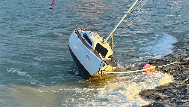 Dieses Boot wurde aufgrund des Sturms von einer Boje gerissen und ans Ufer getrieben.