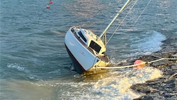 Dieses Boot wurde aufgrund des Sturms von einer Boje gerissen und ans Ufer getrieben. 