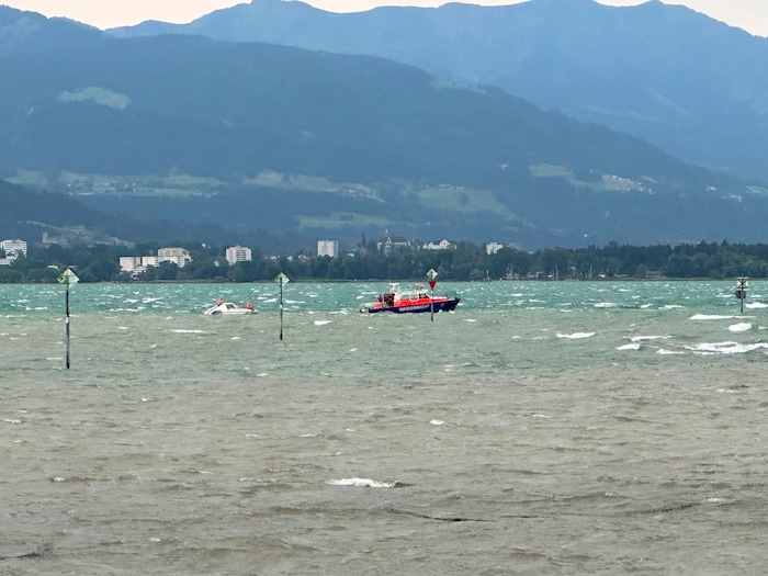 Ein Motorboot musste in den Hafen geschleppt werden.