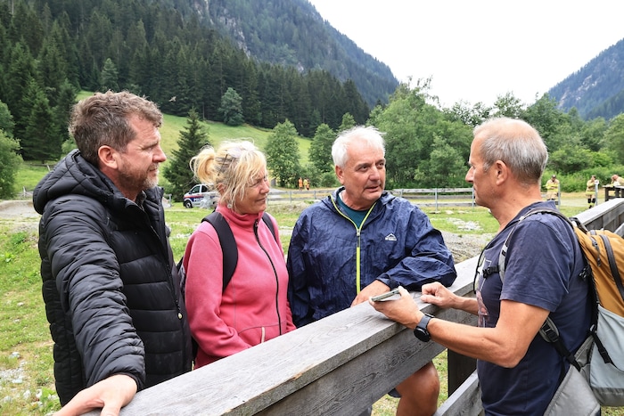 BM Heinz Kofler aus Prutz (2.v.r.) im Gespräch mit „Krone“-Redakteur Peter Freiberger.