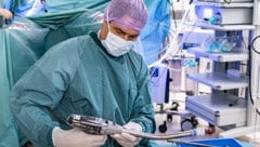 Das neue OP-Gerät wurde bereits erprobt. Primar Hermann Nehoda schwärmt.