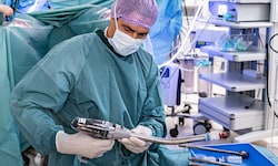Das neue OP-Gerät wurde bereits erprobt. Primar Hermann Nehoda schwärmt.