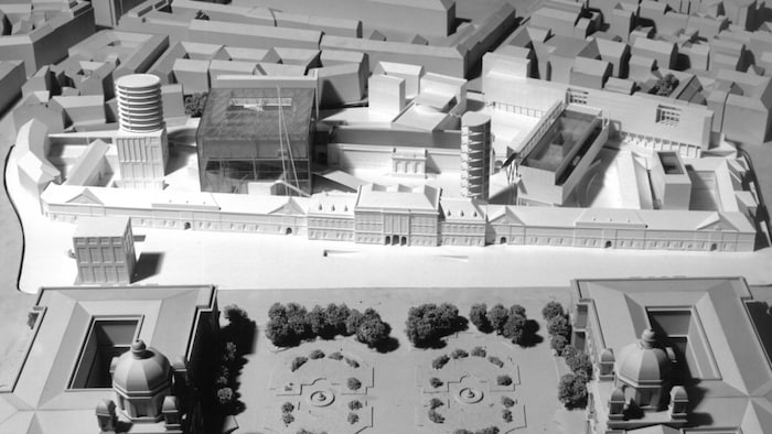 Leseturm, Medienturm und abseits der Straßenfront Glasfassaden, soweit das Auge reicht: der ...
