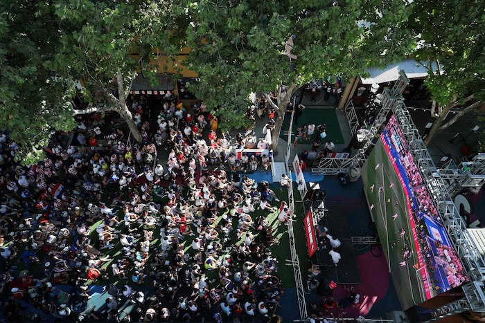 Fußball-Fans verfolgen ein WM-Spiel auf der Fanmeile im kalifornischen San José