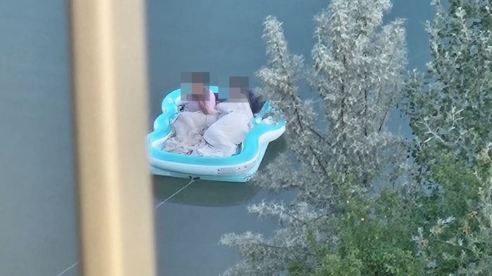 Die Tropennacht machte erfinderisch: Zwei Frauen verbrachten die Nacht in einem am Ufer ...
