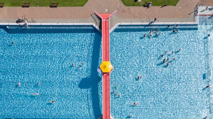 Badegäste im Freibad Frankfurt am Main